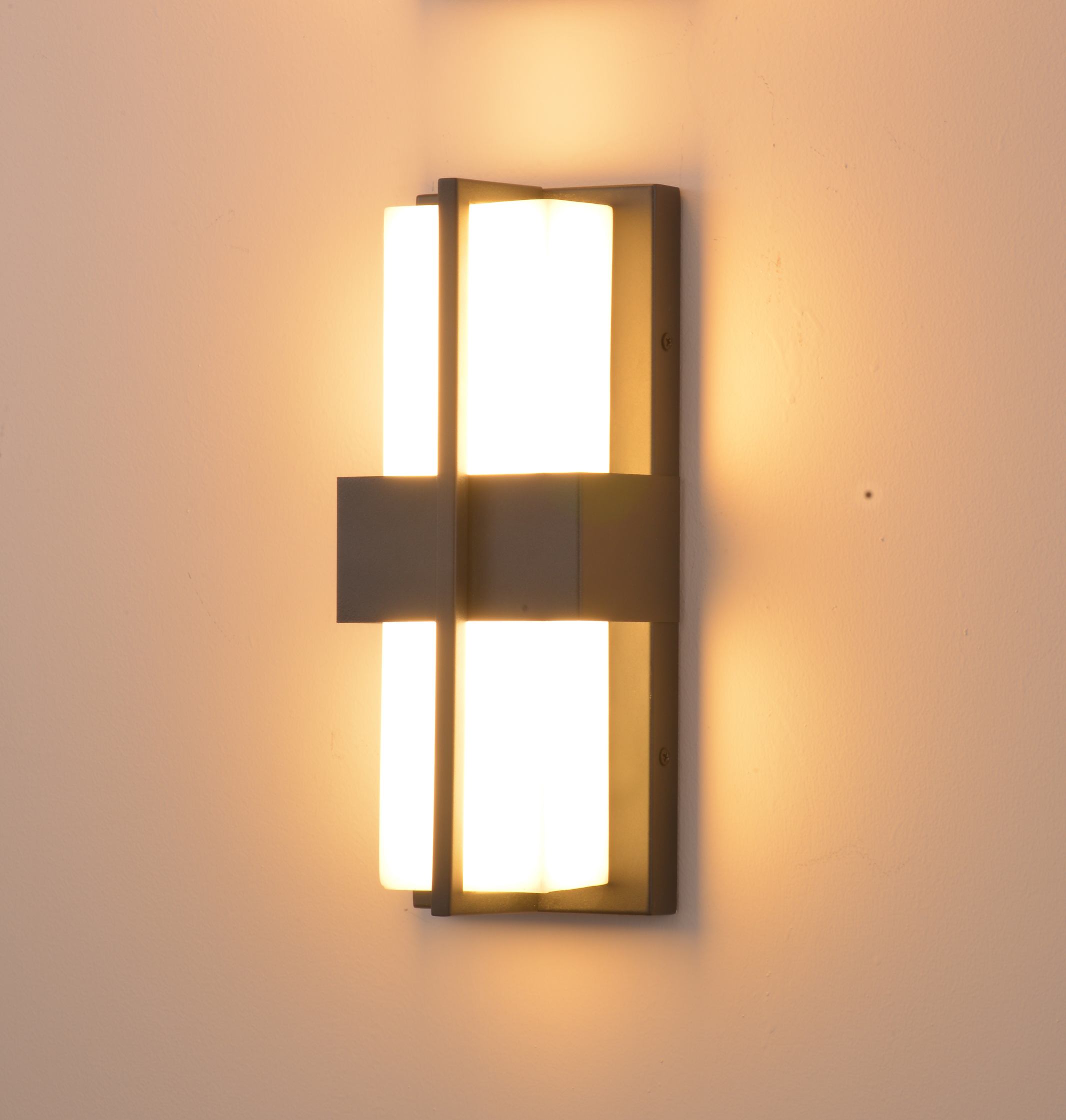 Moderne geometrisk vegglampe i metall